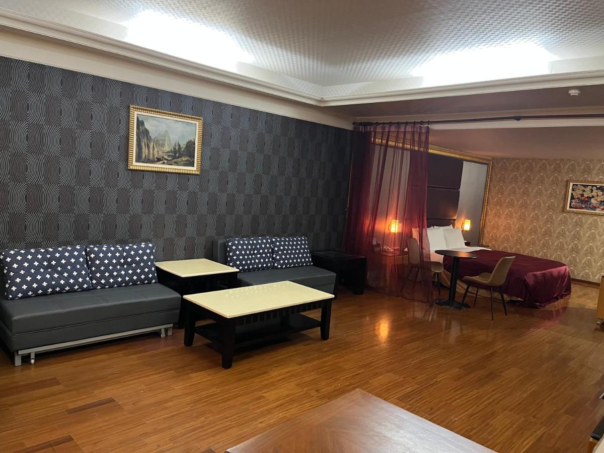 Hua Xiang Motel - Fengshan Kaohsiung Exteriör bild