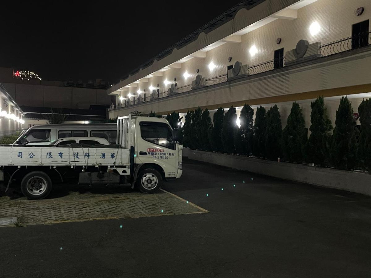 Hua Xiang Motel - Fengshan Kaohsiung Exteriör bild